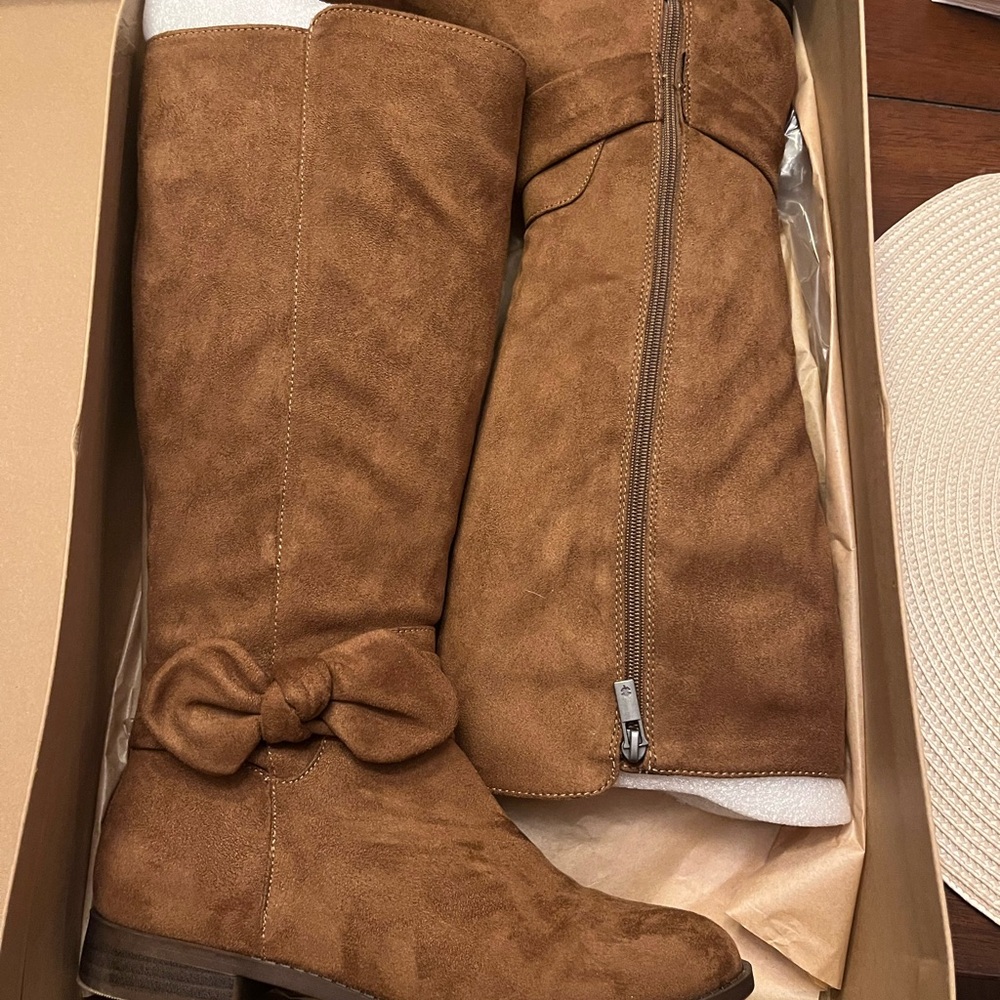 Brown bow boots!